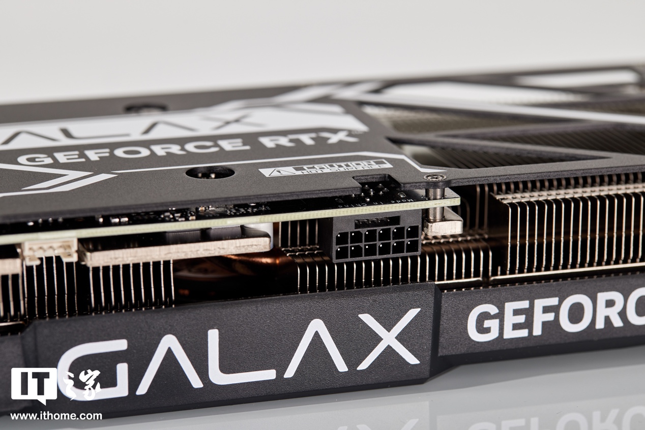 【IT之家开箱】影驰GeForce RTX 4070 SUPER大将显卡图赏：造型硬核但体积轻巧