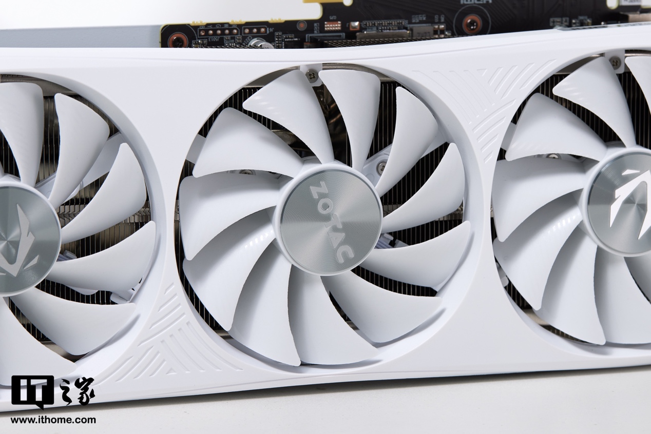 索泰 RTX 4070 Ti SUPER TRINITY OC 月白显卡图赏，优雅与身手并存的白骑士