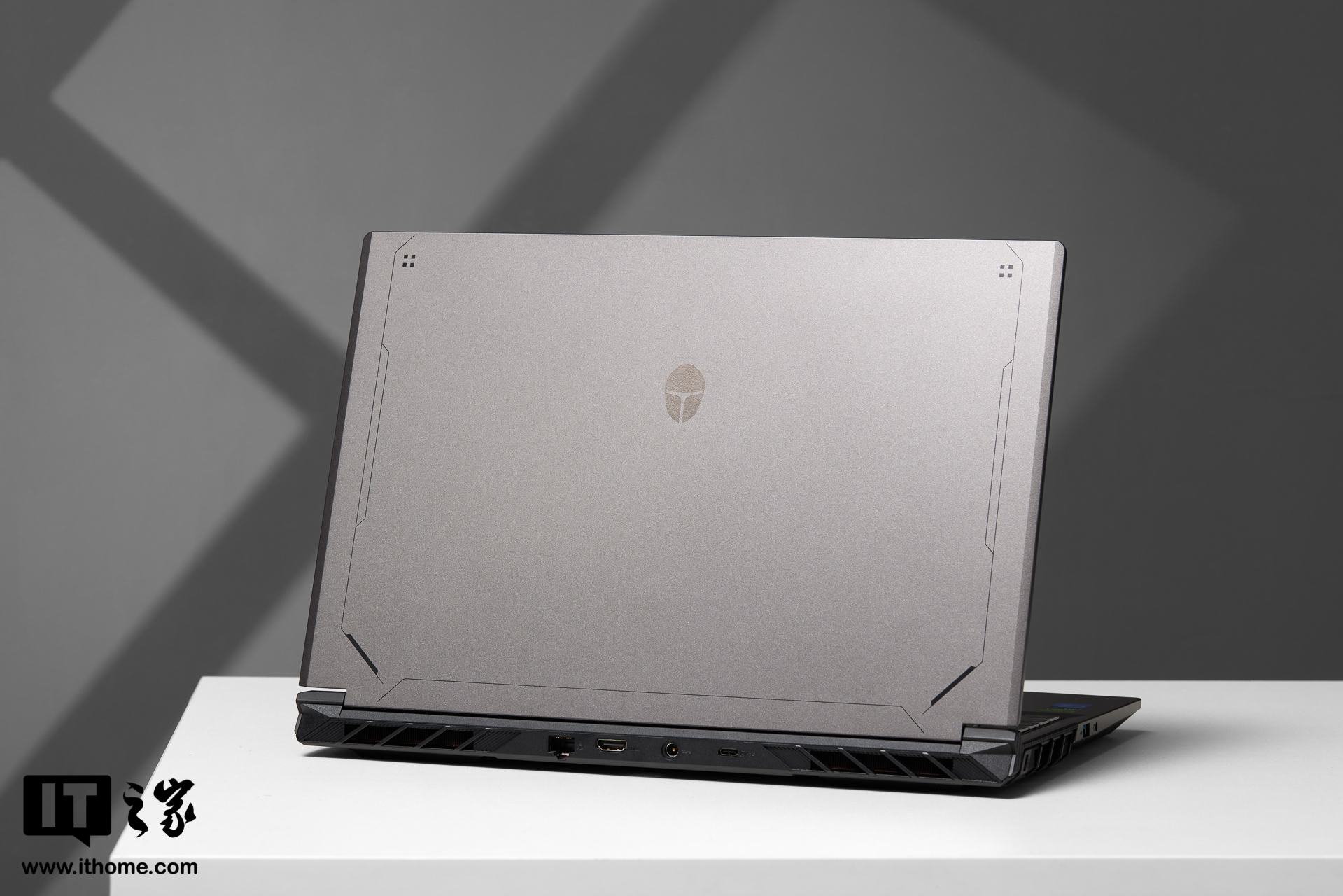 雷神猎刃 15 游戏本图赏：轻薄电竞新风潮