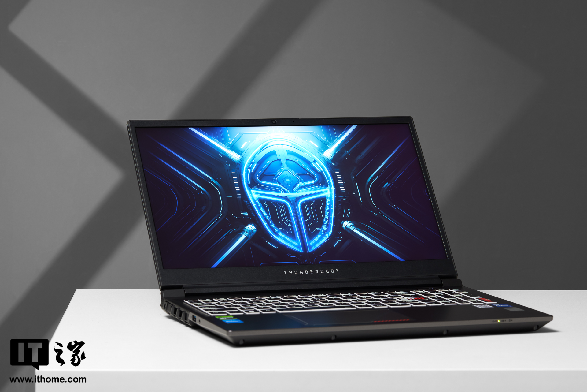 体验雷神猎刃 15 游戏本：探索轻薄电竞新趋势