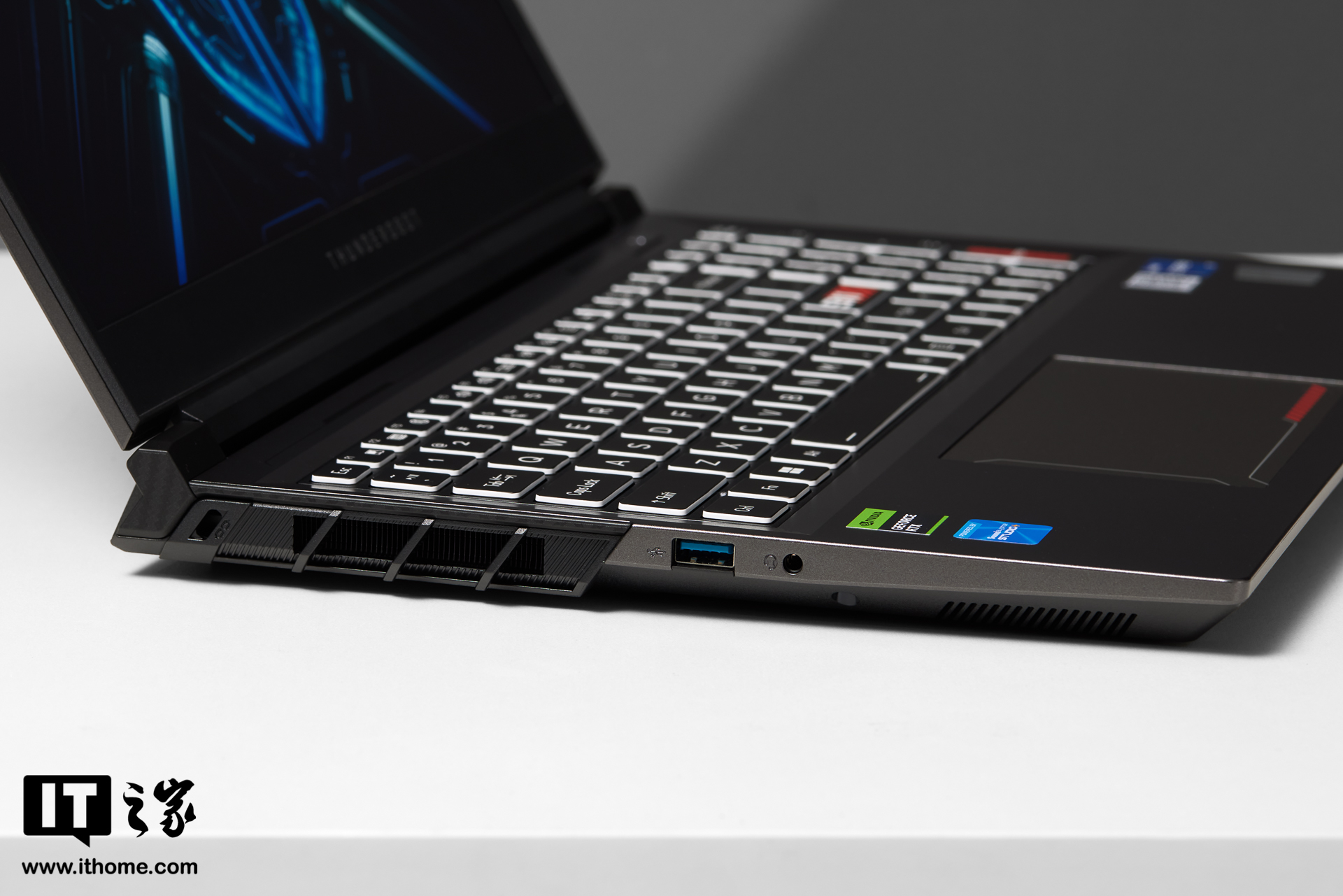 雷神猎刃 15 游戏本图赏：轻薄电竞新风潮