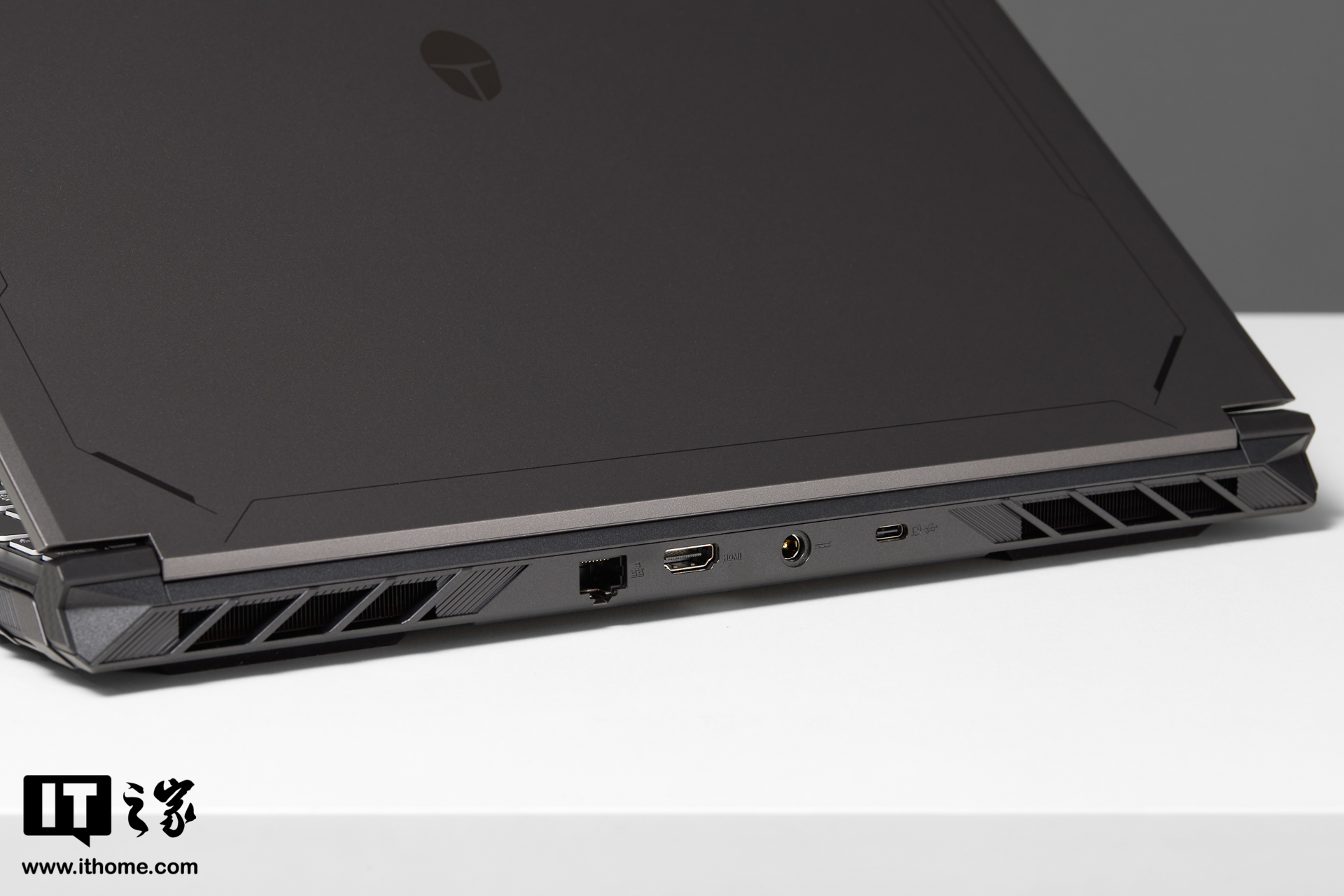 雷神猎刃 15 游戏本图赏：轻薄电竞新风潮