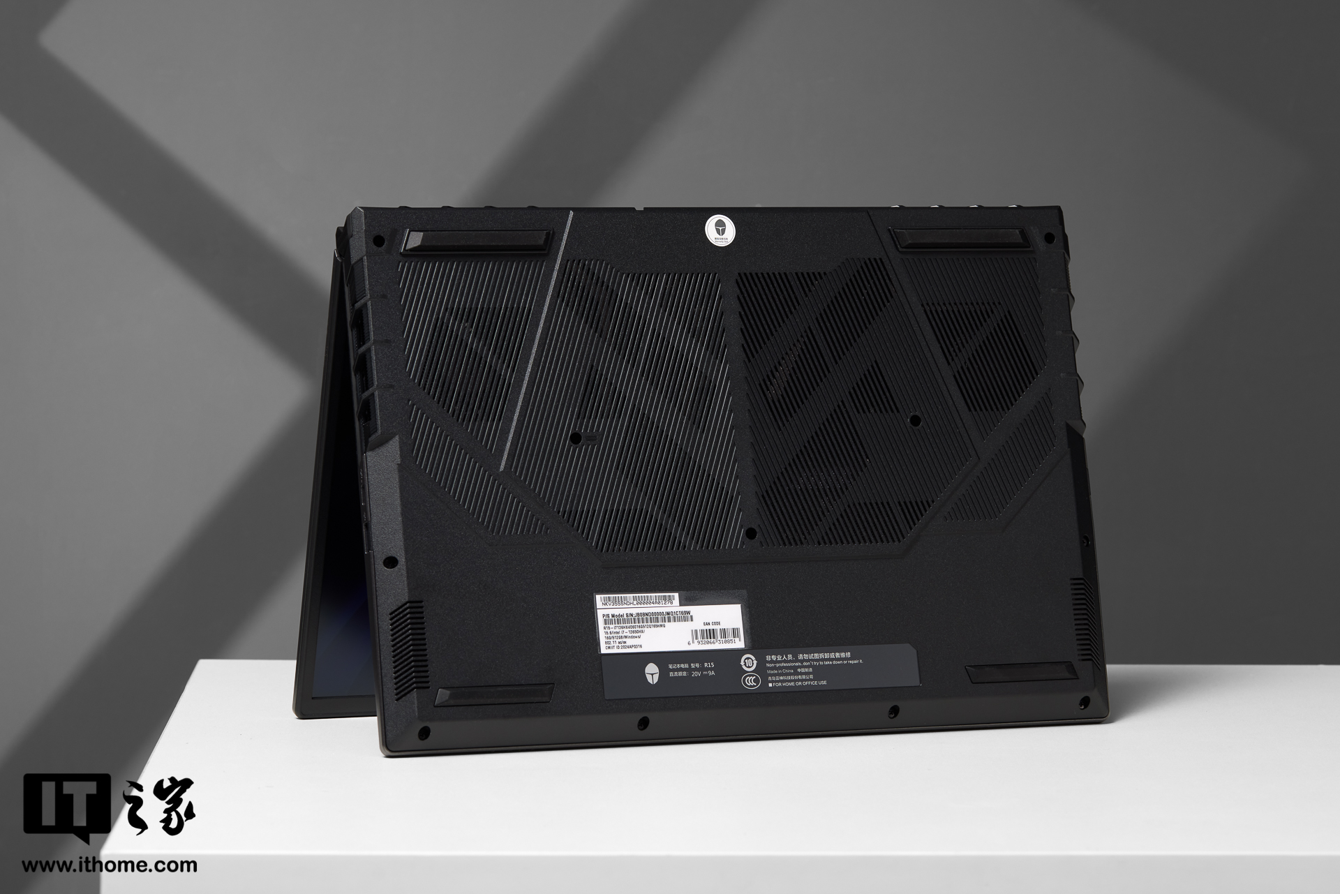 雷神猎刃 15 游戏本图赏：轻薄电竞新风潮