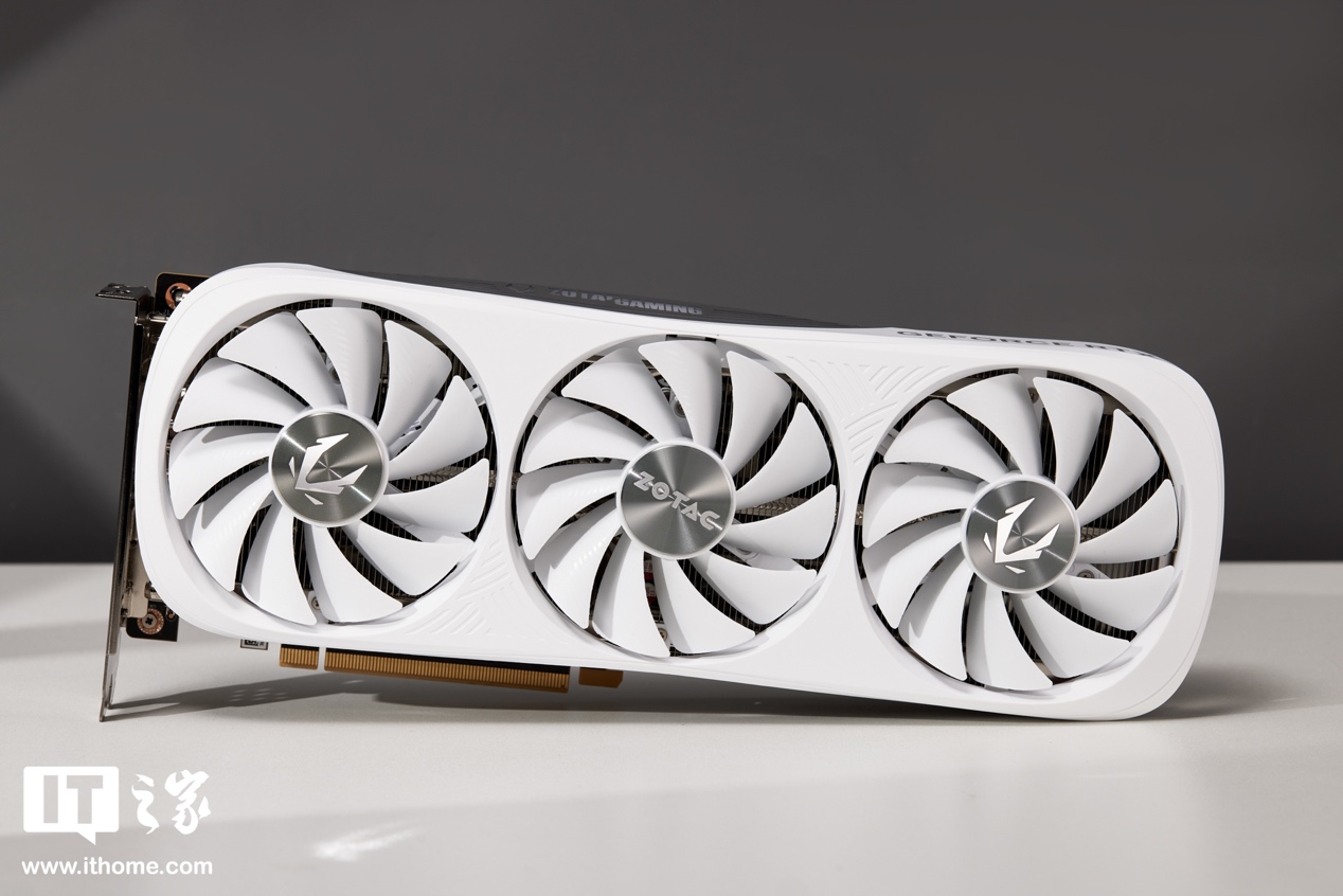 拍摄纯白披风下的舞者：索泰RTX 4080 SUPER-16GB TRINITY OC月白显卡的美丽展示