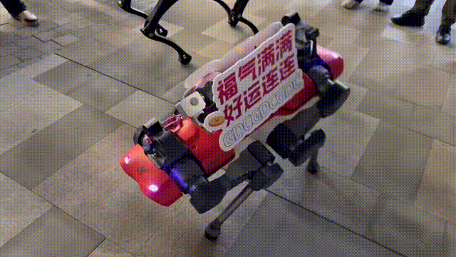 上海街头偶遇未来科技!机器狗和外骨骼机器人都来为2024 GDC造势