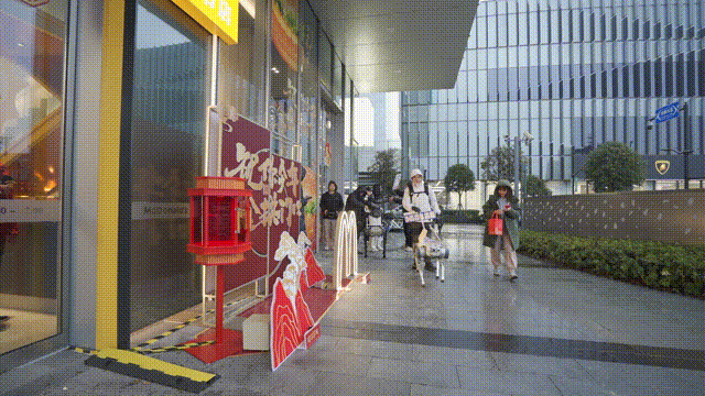 上海街头偶遇未来科技!机器狗和外骨骼机器人都来为2024 GDC造势