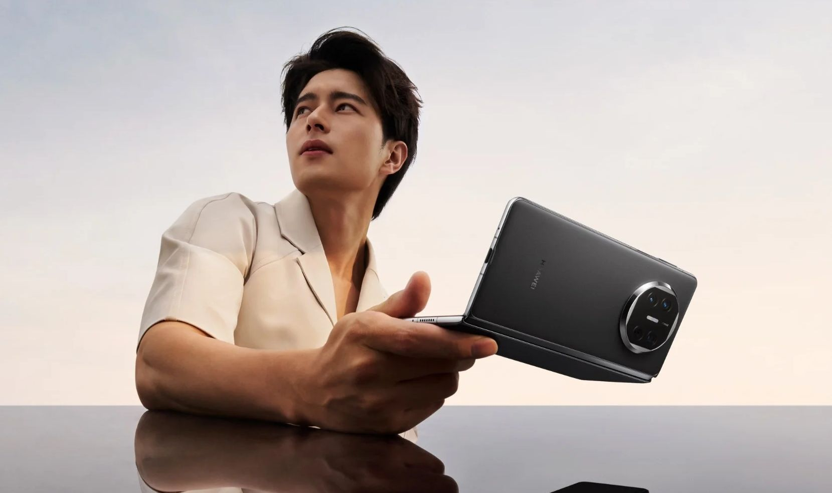 华为首款三折屏曝光，折叠屏手机“卷形态得天下”？