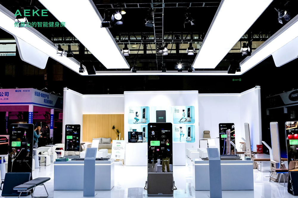 林丹现身AEKE最新产品发布会，揭秘AEKE力量镜A1的体验