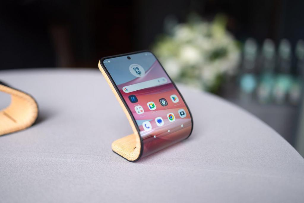 摩托罗拉在MWC2024展示了全新的可折叠概念手机，你见过戴在手腕上的手机吗？