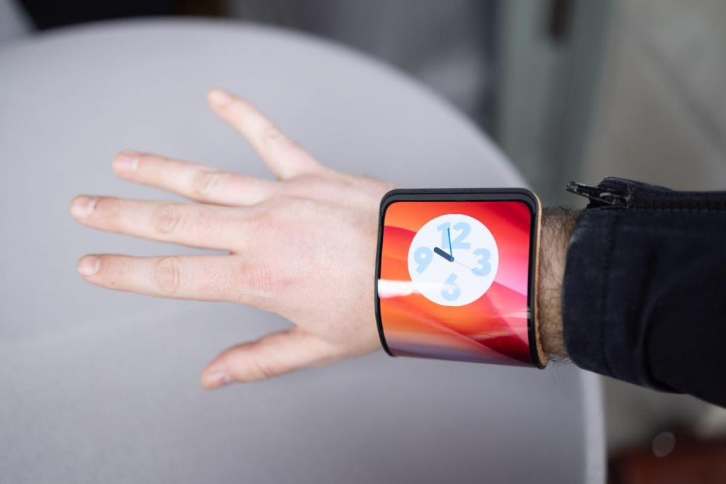  摩托罗拉全新折叠概念闪现 MWC2024！戴在手腕上的手机你见过吗 
