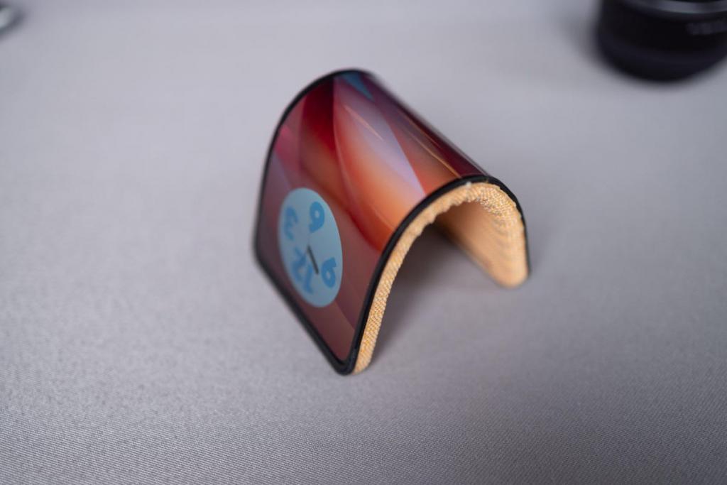  摩托罗拉全新折叠概念闪现 MWC2024！戴在手腕上的手机你见过吗 