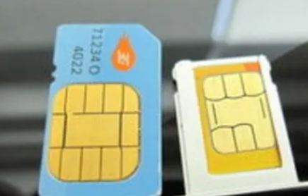 如何在小天才电话手表Z9上插入SIM卡？