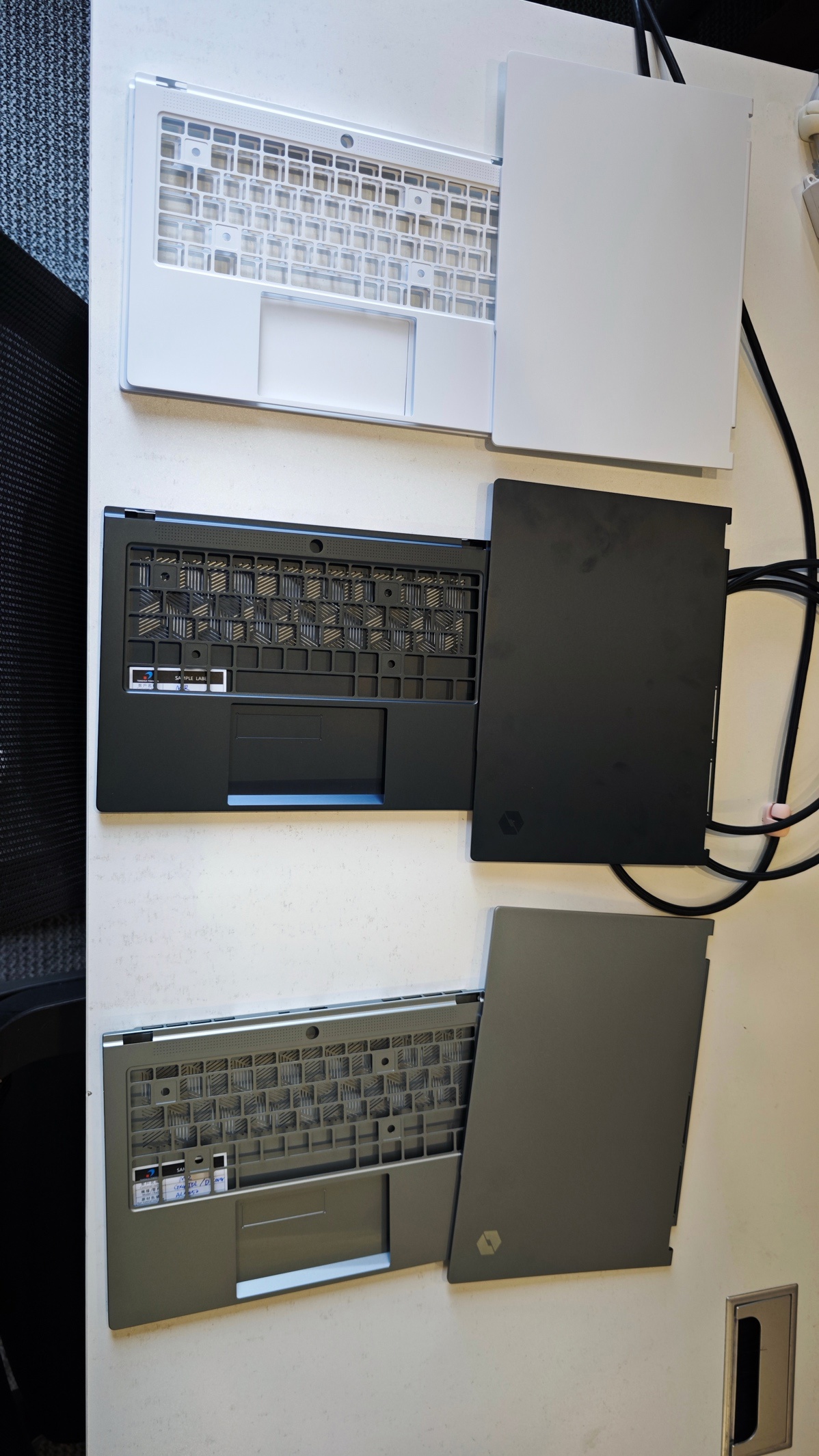 机械革命无界 14X 笔记本颜色样板曝光,英特尔版性能释放提升至 71W