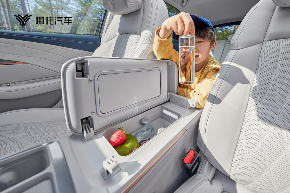 哪吒L内饰官图发布,标配“冰箱彩电大沙发”