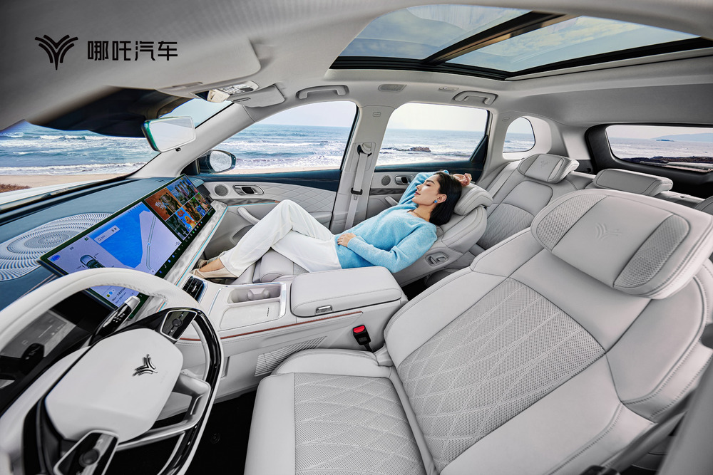 哪吒L内饰官图发布,标配“冰箱彩电大沙发”