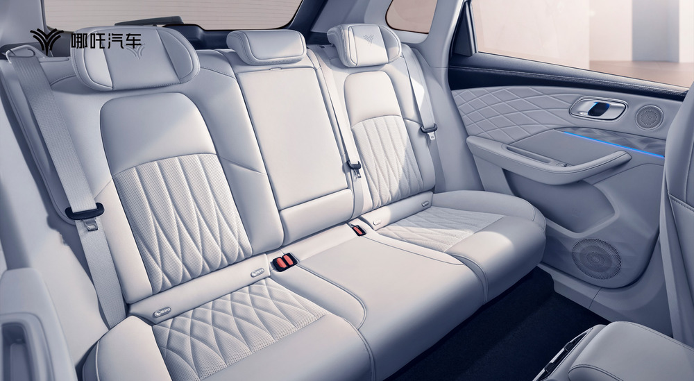 哪吒L内饰官图发布,标配“冰箱彩电大沙发”