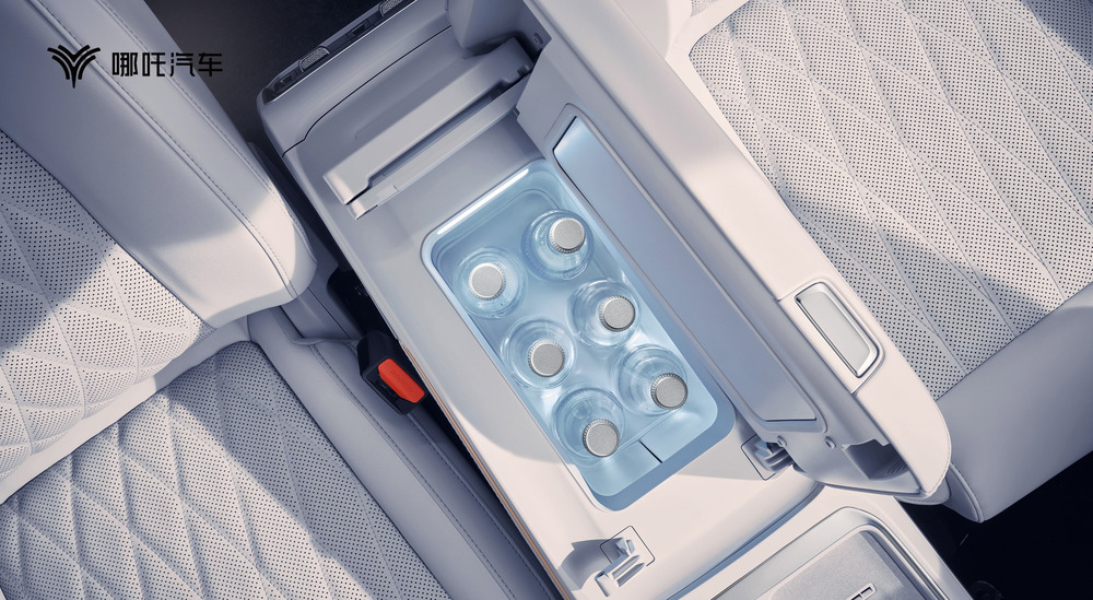 哪吒L内饰官图发布,标配“冰箱彩电大沙发”