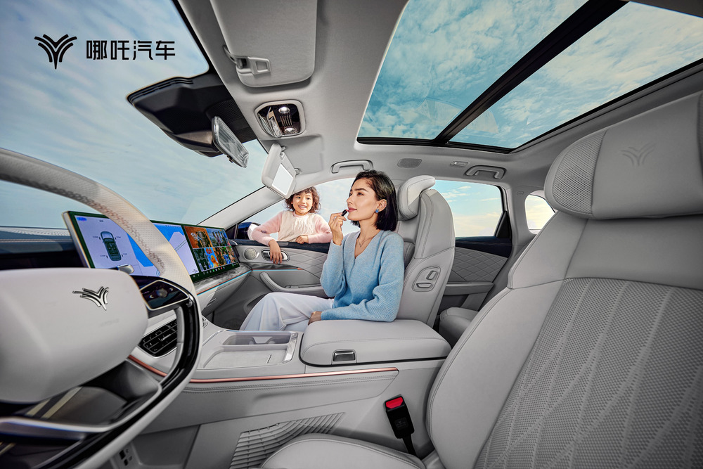 哪吒L内饰官图发布,标配“冰箱彩电大沙发”