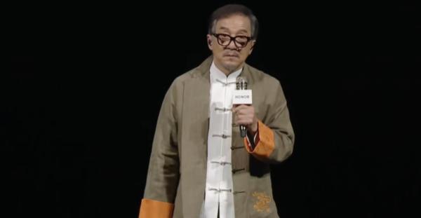 成龙亮相荣耀发布会 曾一次买十几部荣耀手机送朋友