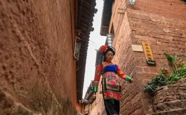 蚂蚁庄园2月28日：我国哪个少数民族的头饰有风花雪月的美誉