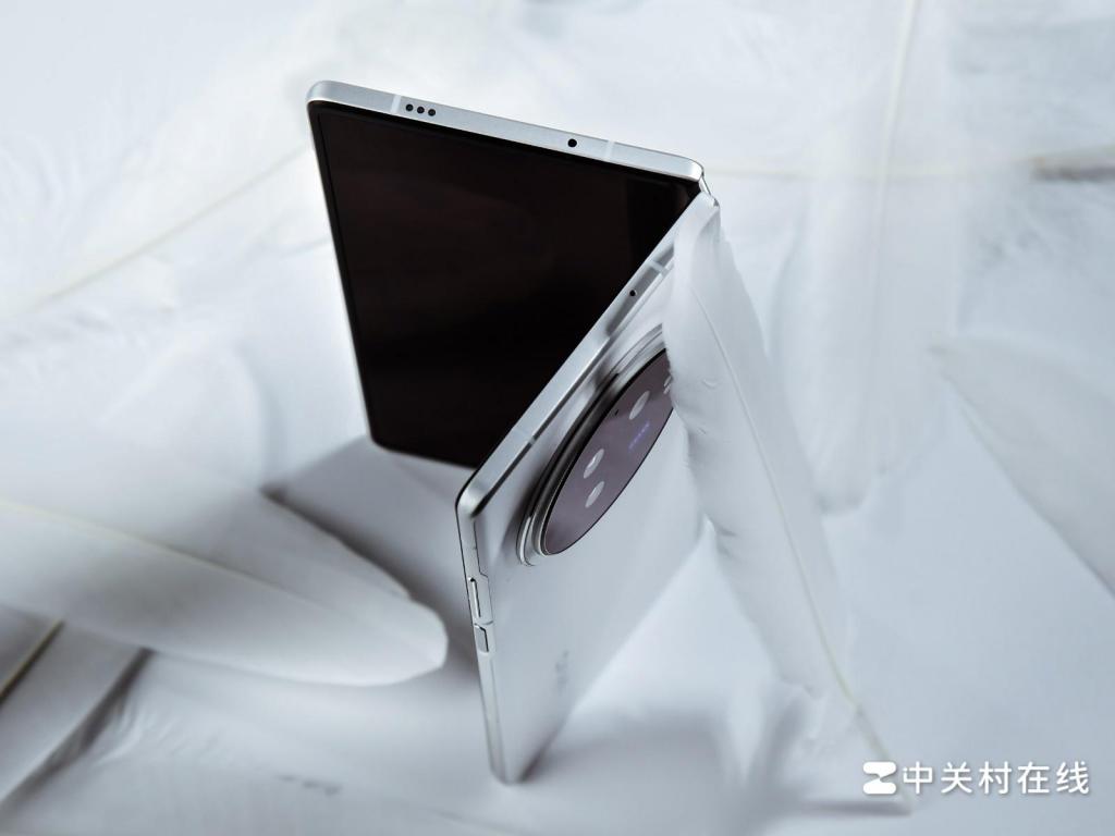 vivo X Fold3 高清图赏 轻至 219g 的折叠屏见过没?