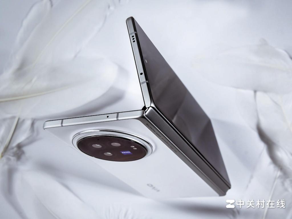 vivo X Fold3 高清图赏 轻至 219g 的折叠屏见过没?