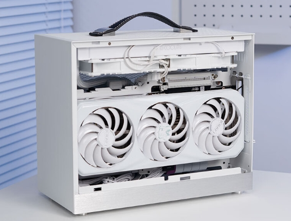 闪鳞推出 S500 V2 ITX 小钢炮机箱:15.9 升体积,兼容 ATX 电源