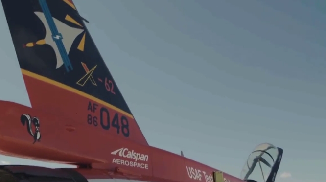 AI空战视频曝光!美国空军飞行员能在模拟战中赢过AI吗?