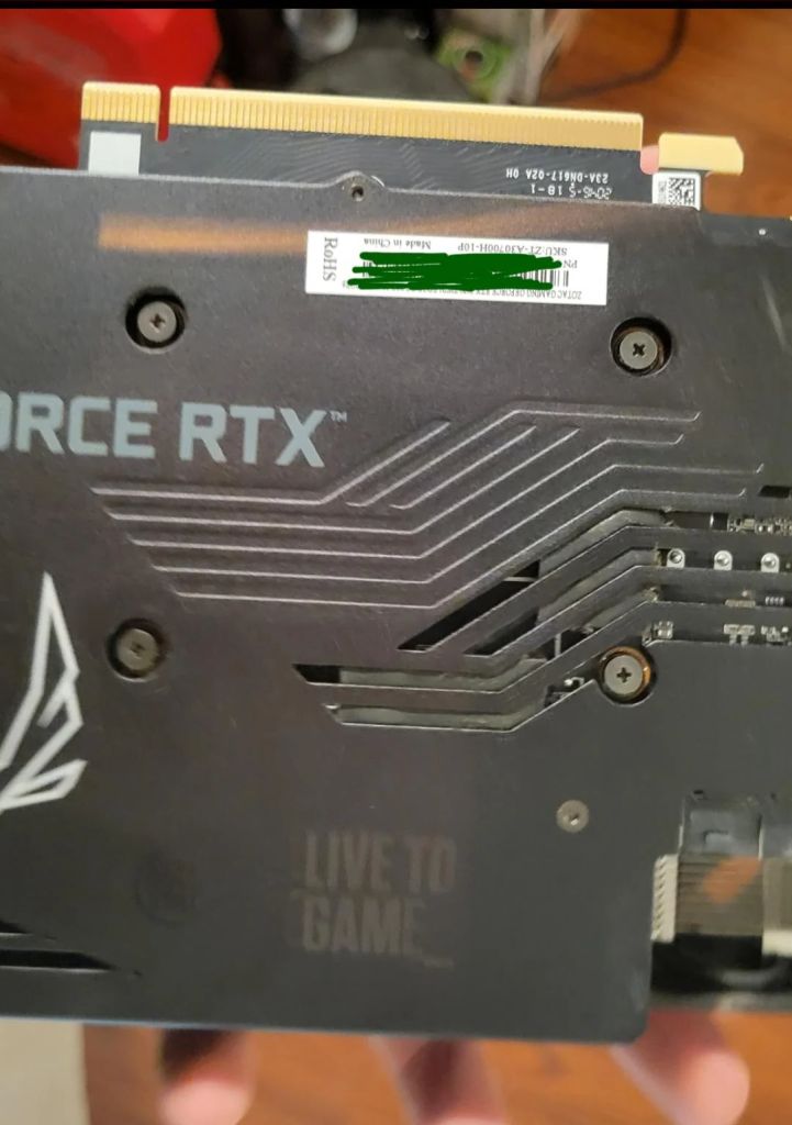 用户反馈内存 RGB 灯条导致显卡背板出现“烧痕”