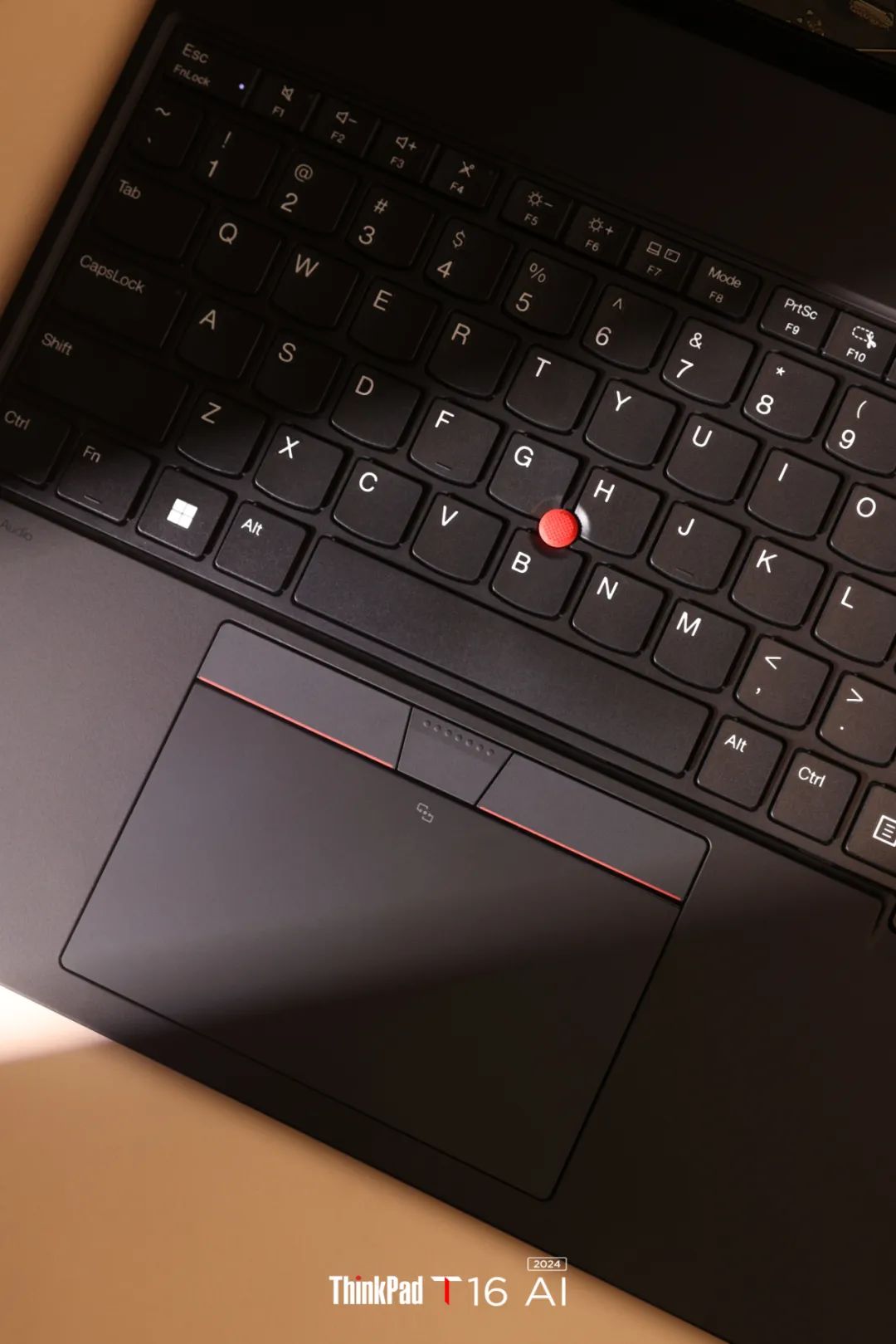 联想 ThinkPad T16 AI 2024 笔记本电脑公布:Ultra 7-155H、双雷电 4 接口
