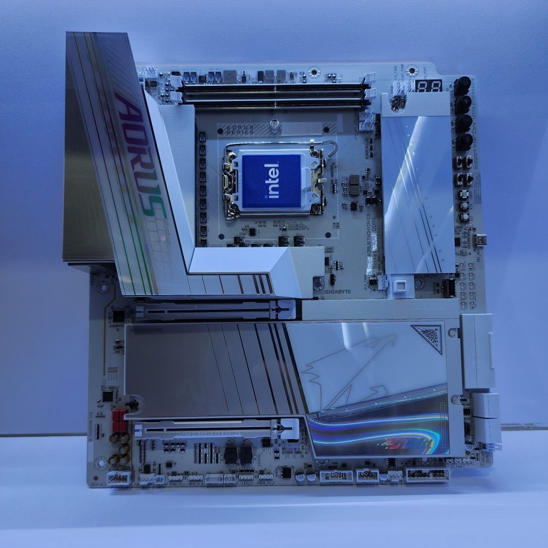 横置 CPU 插槽超频优化设计,技嘉展出下一代 Z AORUS TACHYON ICE 主板