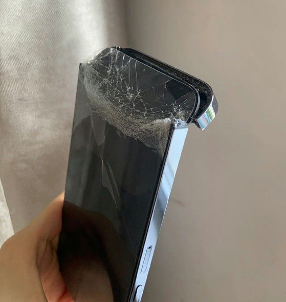 iPhone 13 Pro Max遭遇“绿巨人”前男友 手机被徒手折断引发轰动!