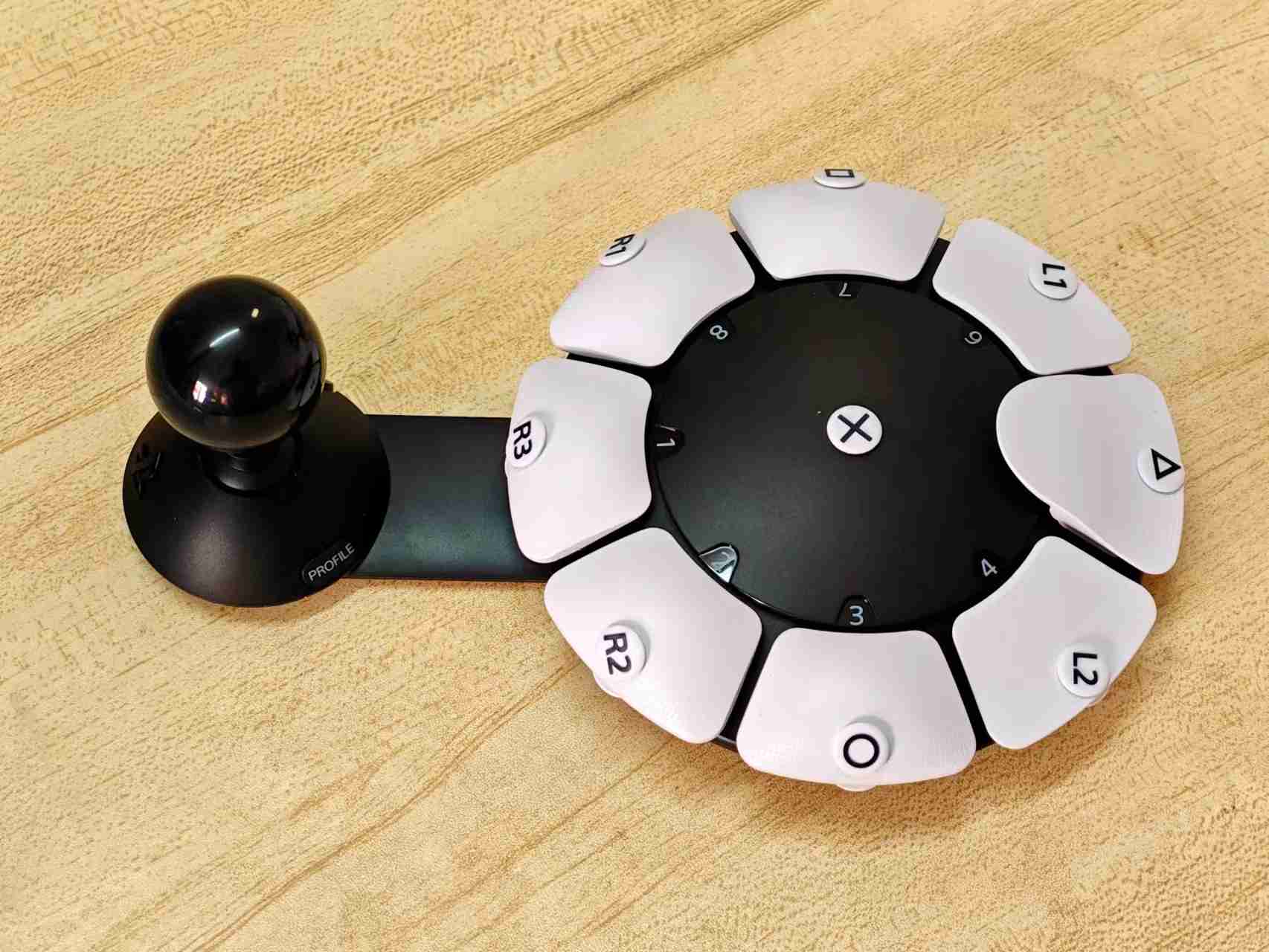 索尼这款「怪」手柄,是科技普惠的一道侧影