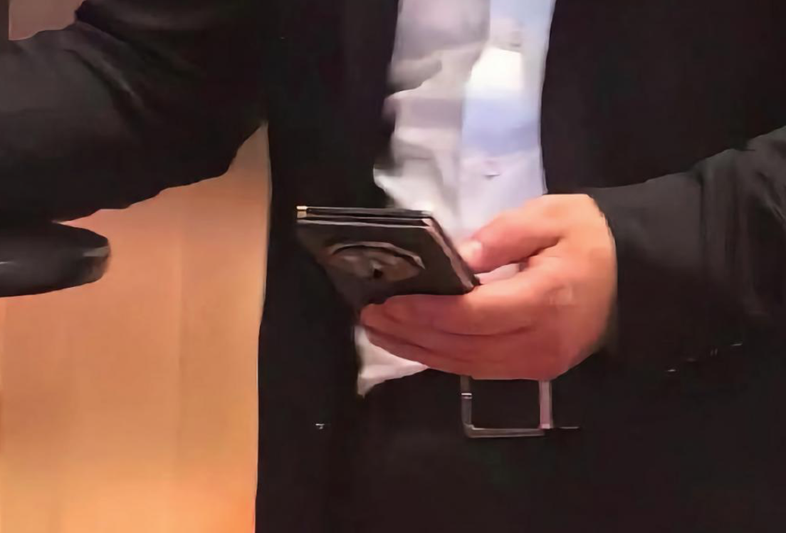 华为发布会主动「撞车」苹果,三折手机能否单挑iPhone 16?