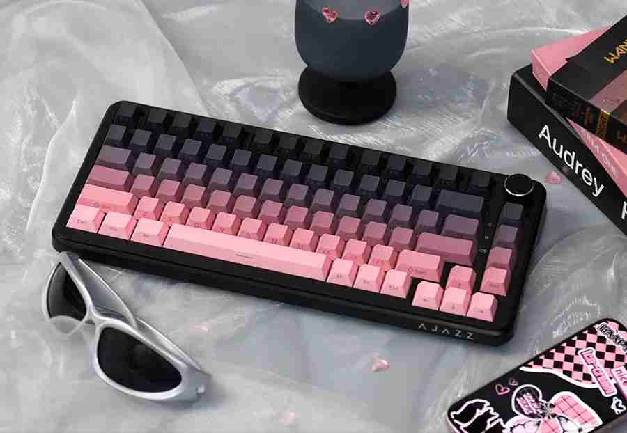 黑爵 AK820 磁轴版“黑莓粉”键盘上市:下灯位 RGB 背光、有线 8000Hz 回报率,249 元