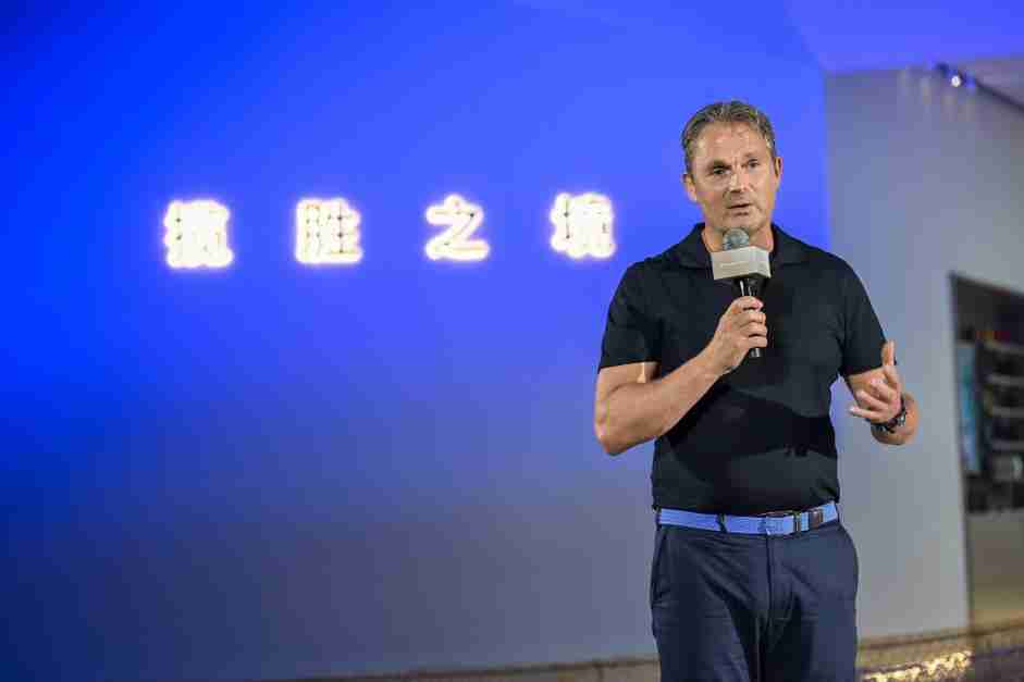 2025年款路虎揽胜上市,建议零售价141.2万元起