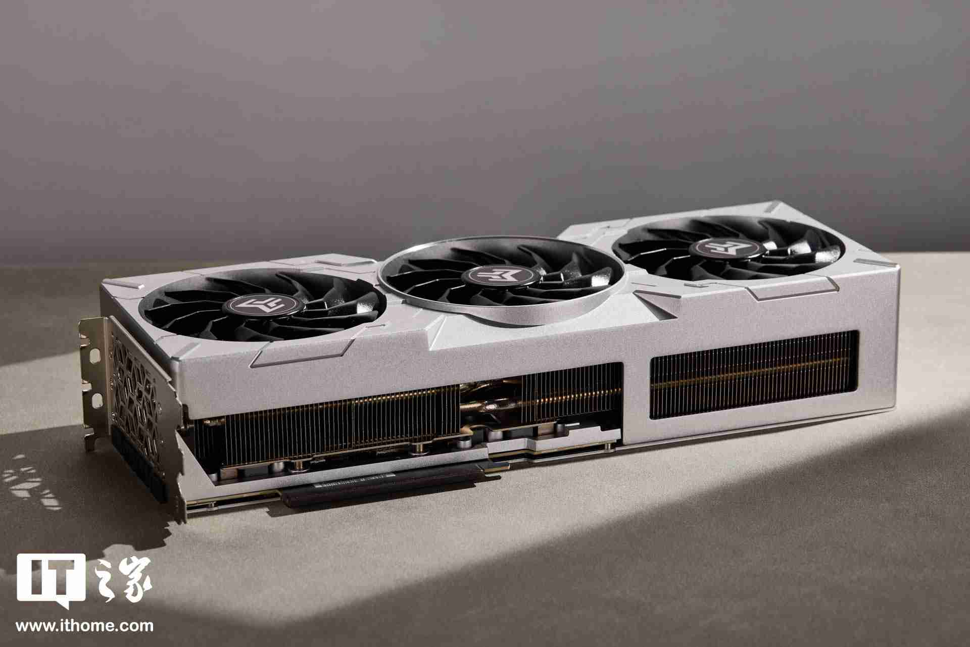 影驰 RTX 4080 SUPER 金属大师 OC 显卡图赏:金属风拉满的 4K 游戏旗舰