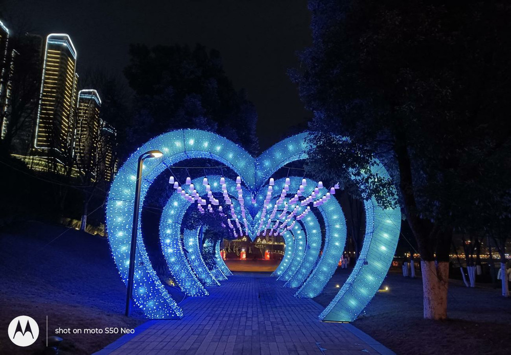 多彩外观,轻薄机身配备超大电池:moto S50 Neo评测