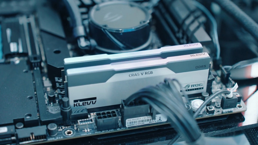 科赋展示多款白色马甲内存以及 PCIe Gen5 固态硬盘 GENUINE G560