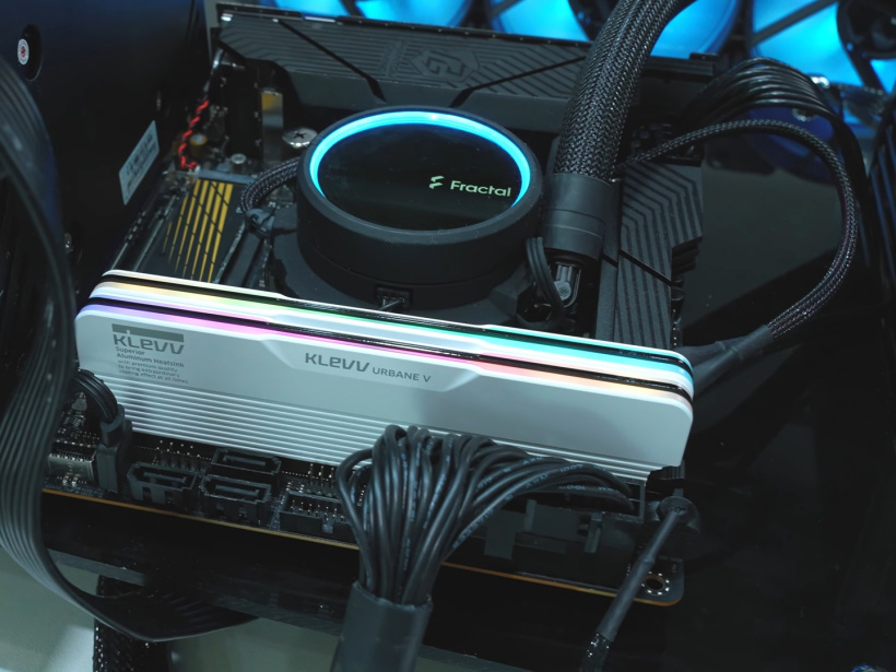 科赋展示多款白色马甲内存以及 PCIe Gen5 固态硬盘 GENUINE G560
