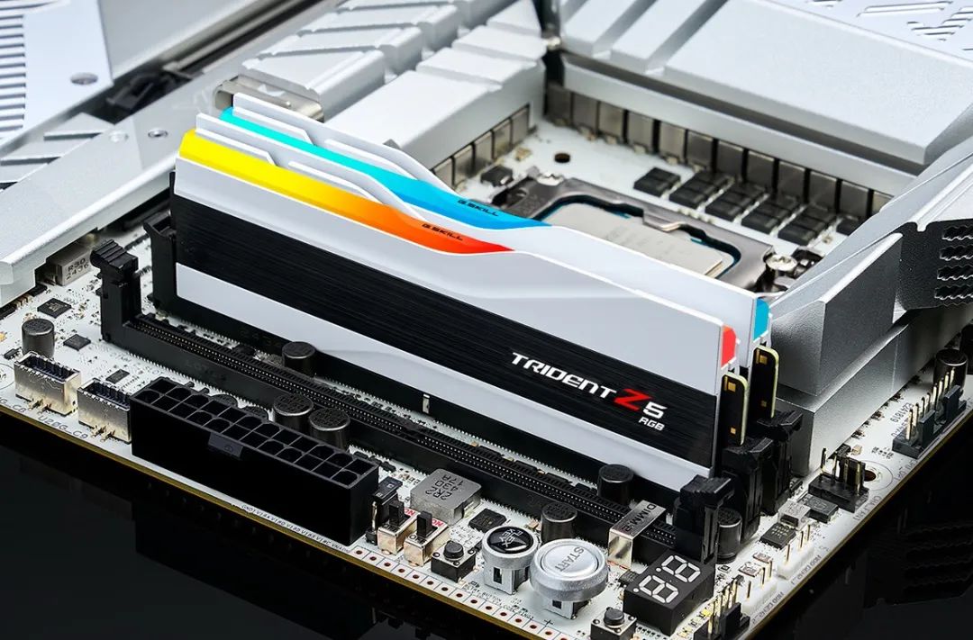 芝奇与华硕突破 DDR5-12112 内存频率超频世界纪录