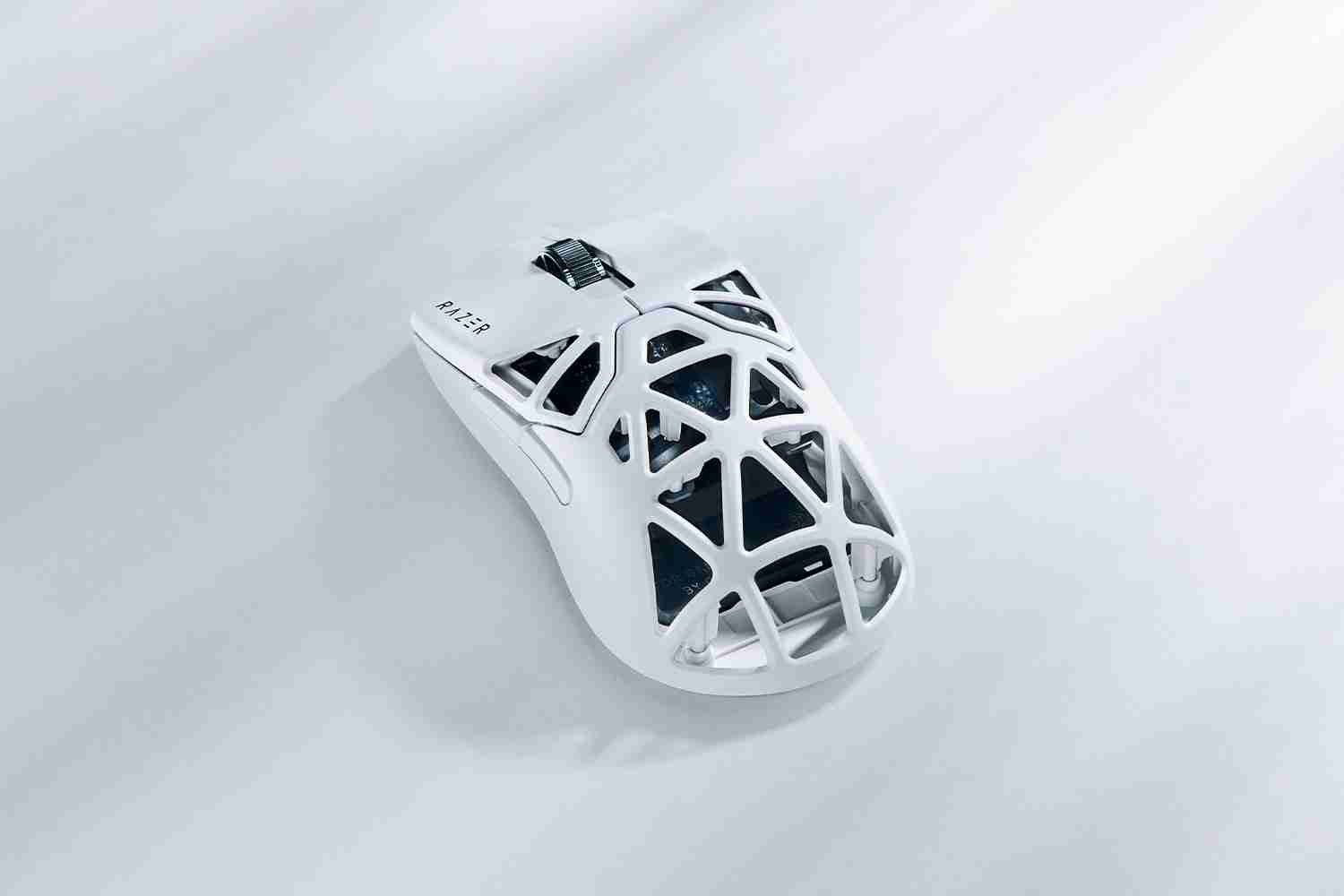 雷蛇毒蝰迷你 Signature Edition 白色版鼠标国行 10 月 31 日开售:约 49 克重,2499 元