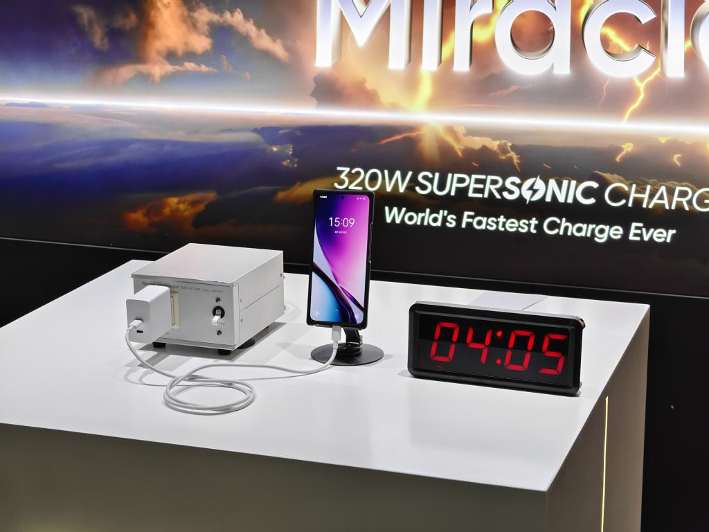  真 · 秒充，真我发布 320W 快充 + 折叠 4 电芯：4 分 30 秒充满 4420mAh 电池 