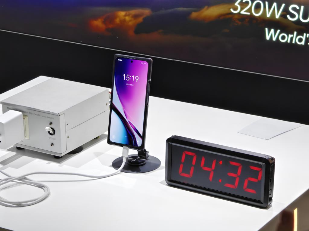  真 · 秒充，真我发布 320W 快充 + 折叠 4 电芯：4 分 30 秒充满 4420mAh 电池 