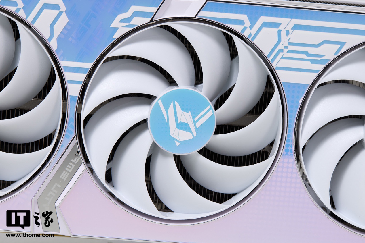 iGame GeForce RTX 4070 Ti SUPER Ultra W OC 16GB 显卡开箱:波普艺术加持,潮酷风个性十足