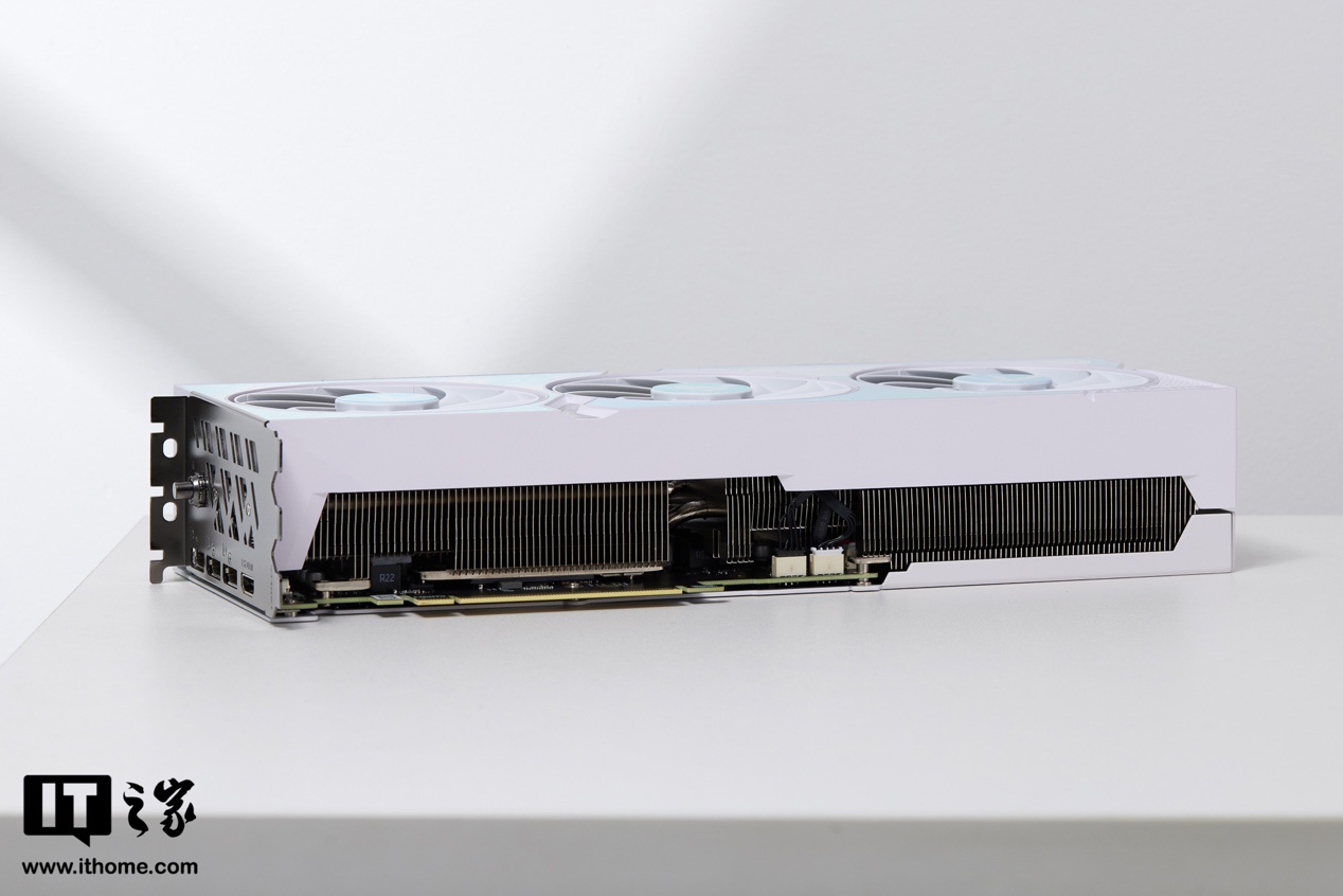 iGame GeForce RTX 4070 Ti SUPER Ultra W OC 16GB 显卡开箱:波普艺术加持,潮酷风个性十足