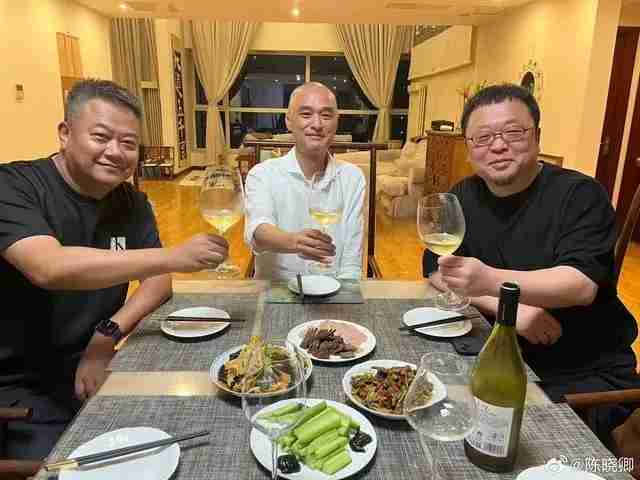 罗永浩与陈晓卿冯唐聚餐:使用苹果手机