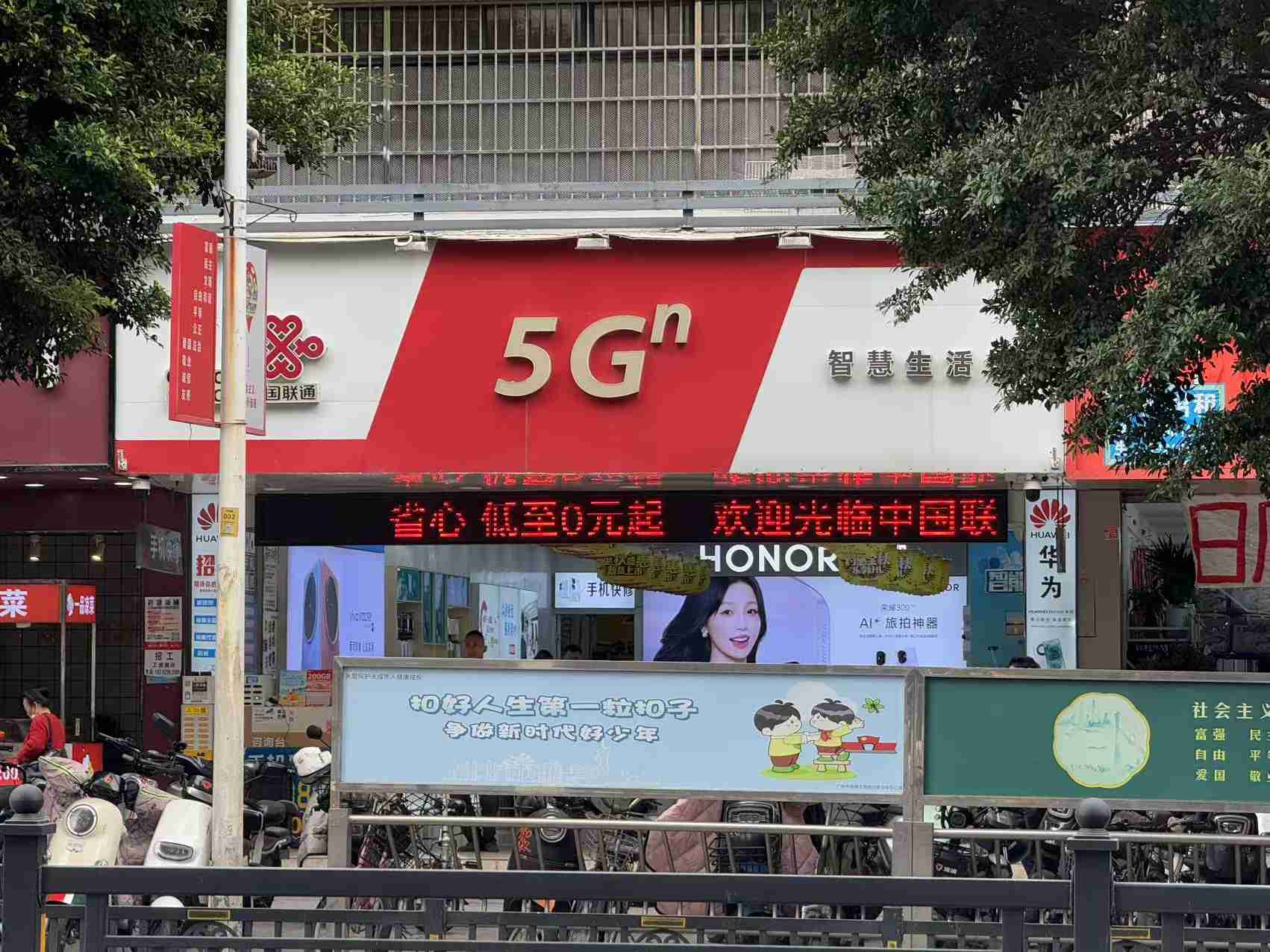 这年头谁还在线下门店买手机？在广州跑一圈后我们找到了答案