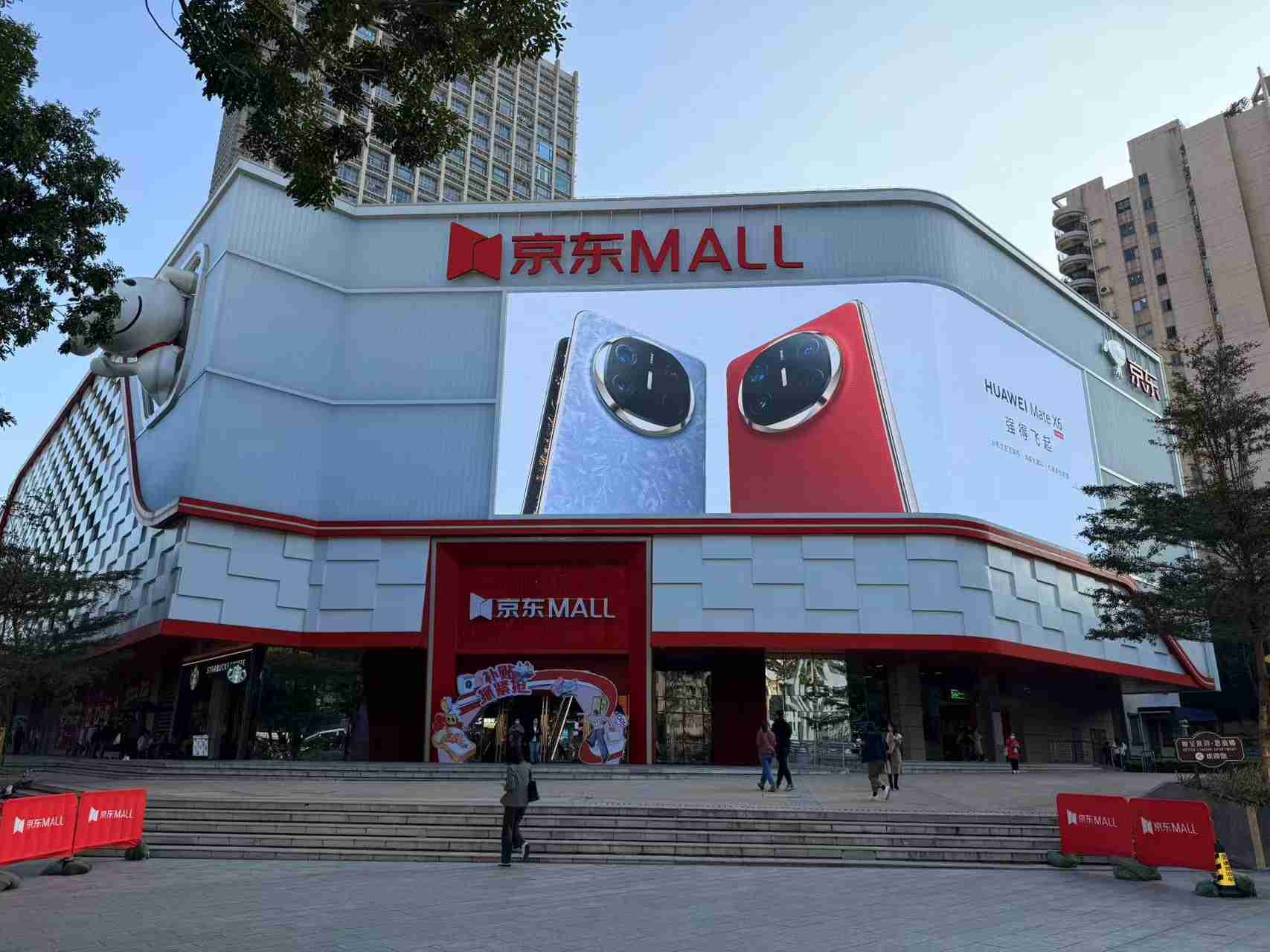 这年头谁还在线下门店买手机？在广州跑一圈后我们找到了答案