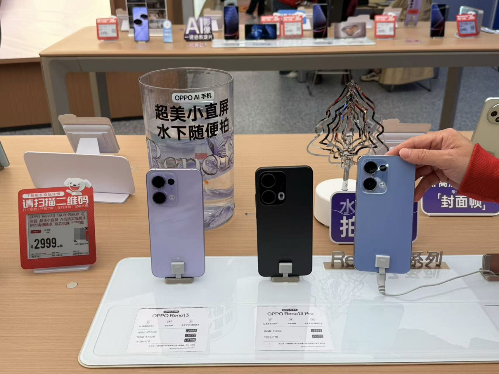 这年头谁还在线下门店买手机？在广州跑一圈后我们找到了答案